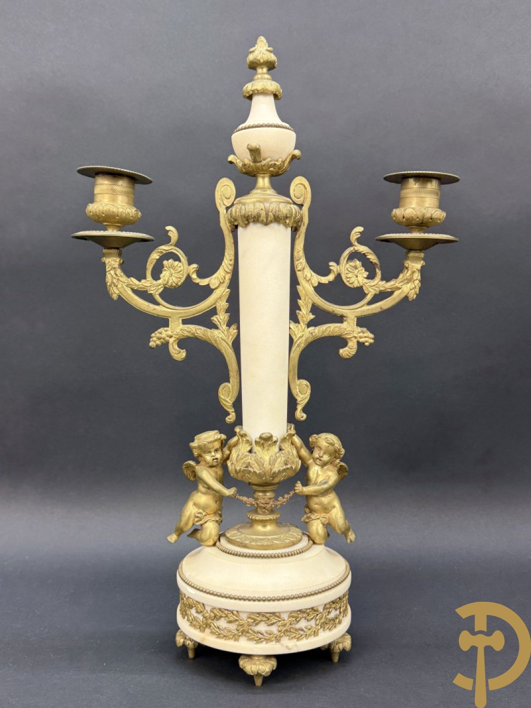 Paar marmeren kandelaars met bronzen cupido