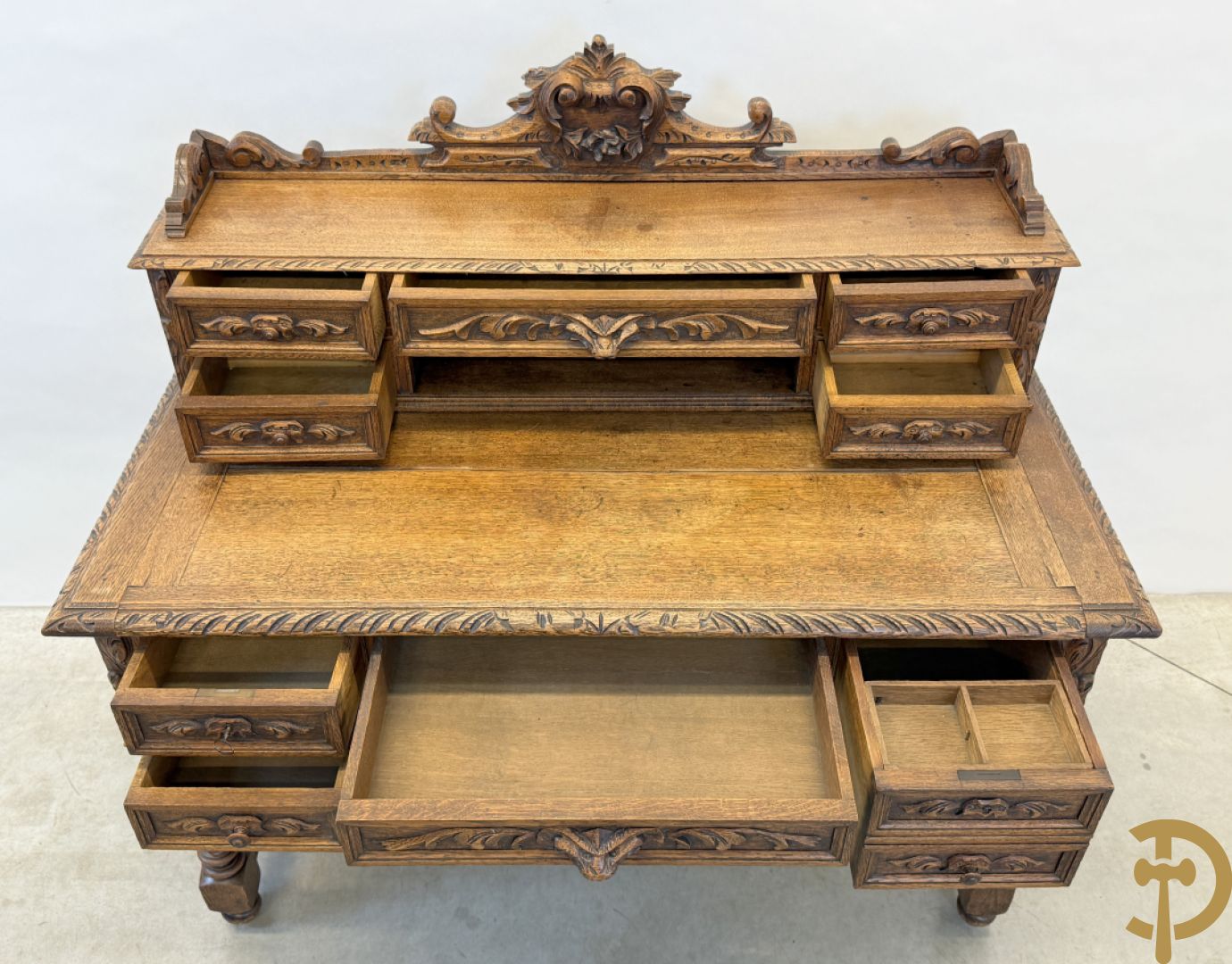 Massief eiken Frans bureel met lades op getorste poten met opstand, 19e