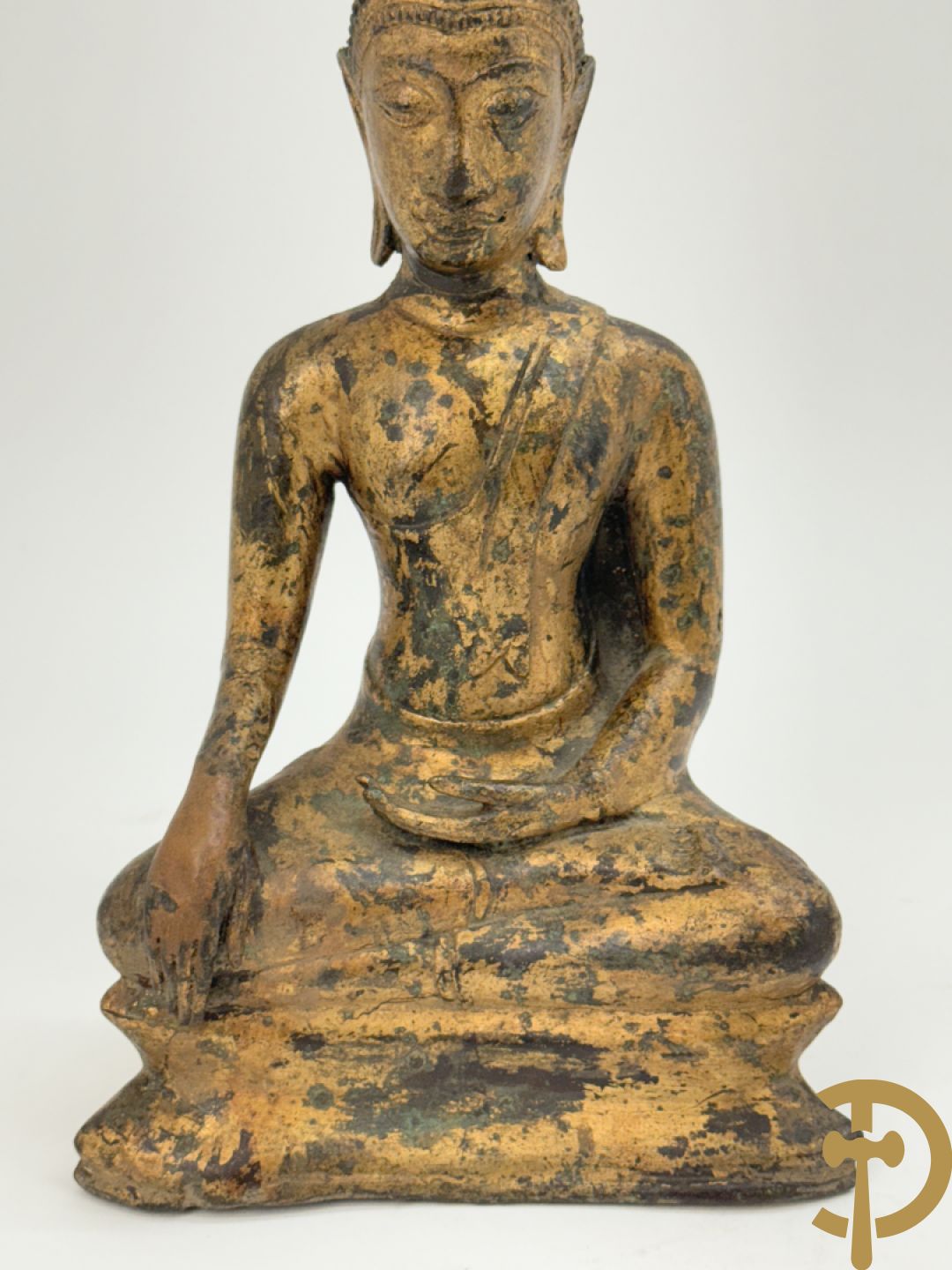 Bronzen zittende boedha in verloren was techniek + fragment van Tibetaans vergulde boedha + bronzen boedhahoofd op houten sokkel