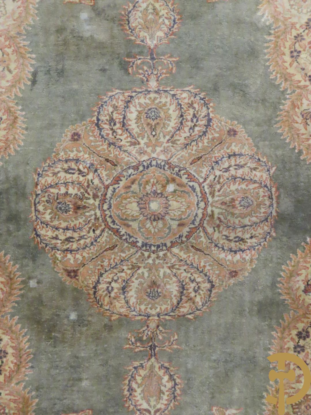 Oosters handgeknoopt tapijt met centraal decor en bloemenmotieven