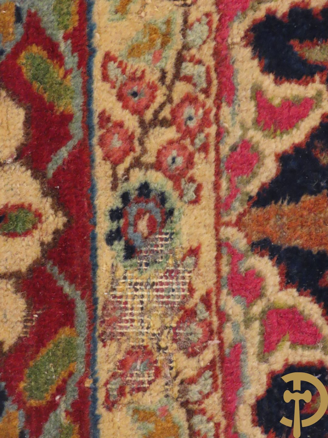 Antiek Oosters handgeknoopt tapijt Tabriz met amfoor en bloementafereel