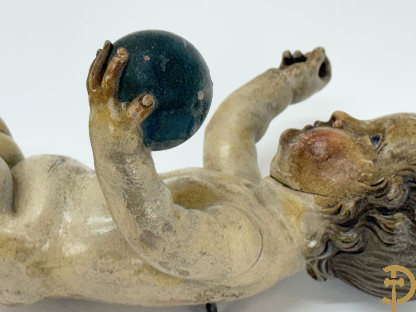 Gepolychromeerde houtsculptuur van kind Jezus met bol, 19e