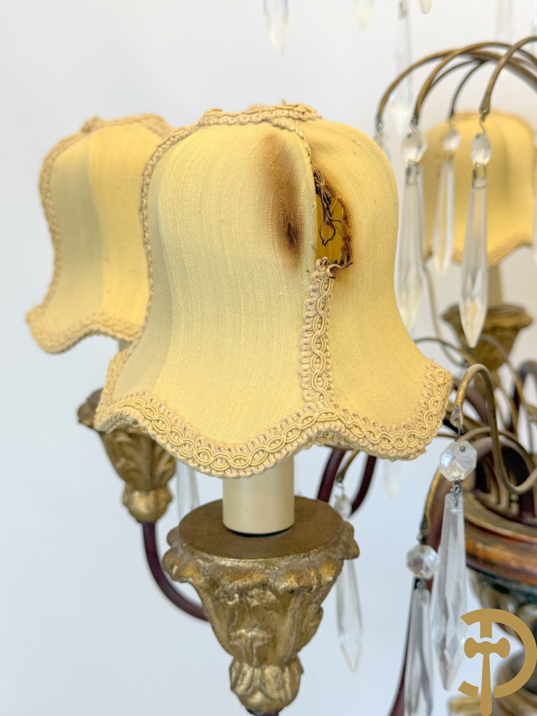 Paar gepolychromeerde dames op sokkel, bekroond met achtarmige kandelaar met lichtpunten en bellen, Italiaans, jaren 