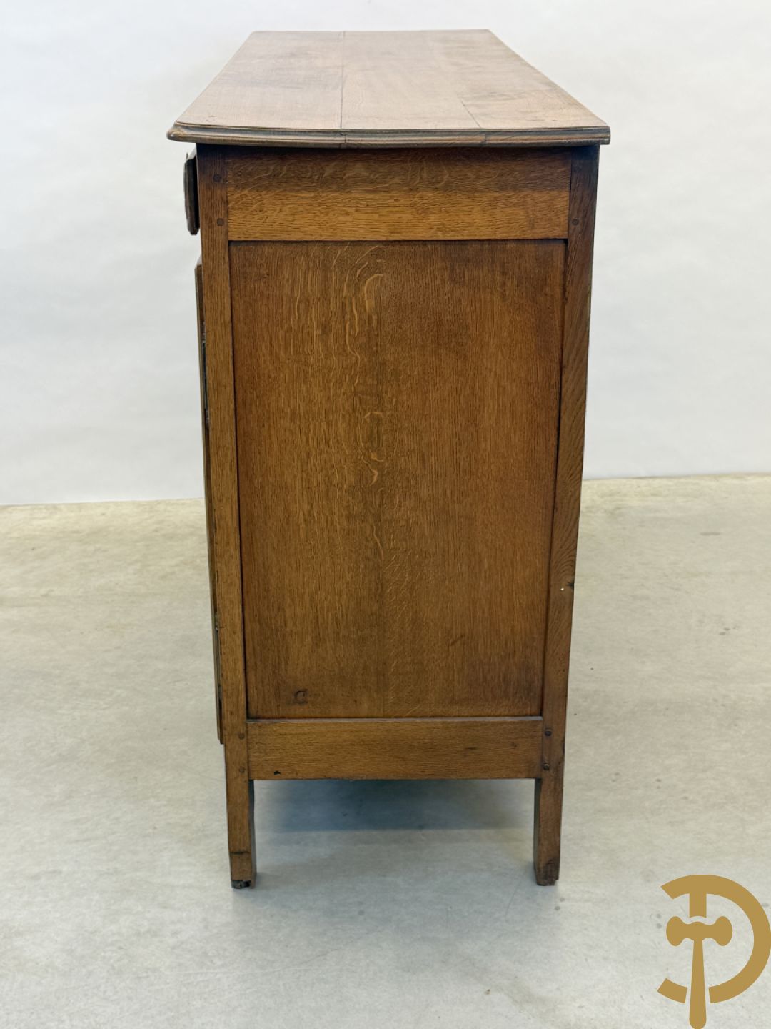 Vlaamse eiken tweedeursdresse met 3 lades en afgestoken panelen