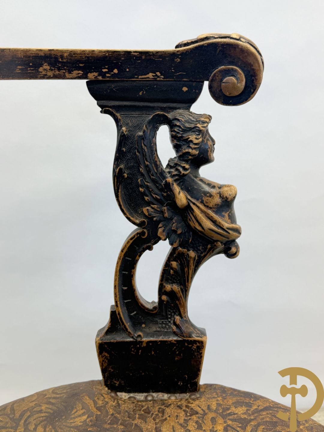 Gesculpteerde draaibare gondelvormige stoel steunend op 4 poten in de vorm van dolfijnen, bovenaan met kariathiden en engelenkoppen