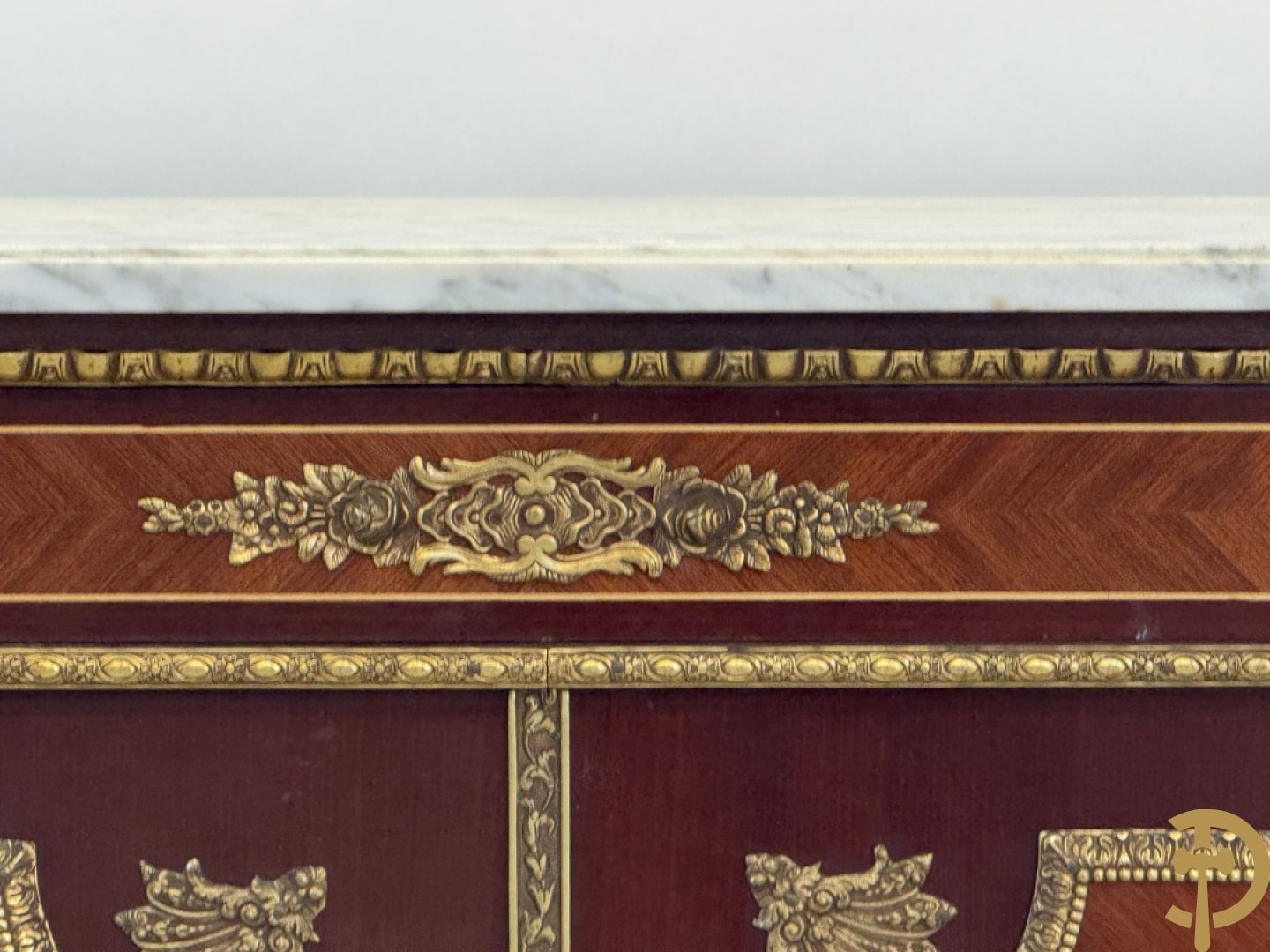 Notelaren vierdeursdressoir met 3 laden, gemarketteerde bloementaferelen en ovale bronzen plakkettes - zijdelings met damesfiguren - bovenaan met wit marmeren blad