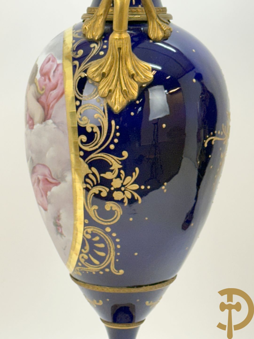 Paar Sèvres stijl vazen met bronzen oren en éénzijdig decor van cupido