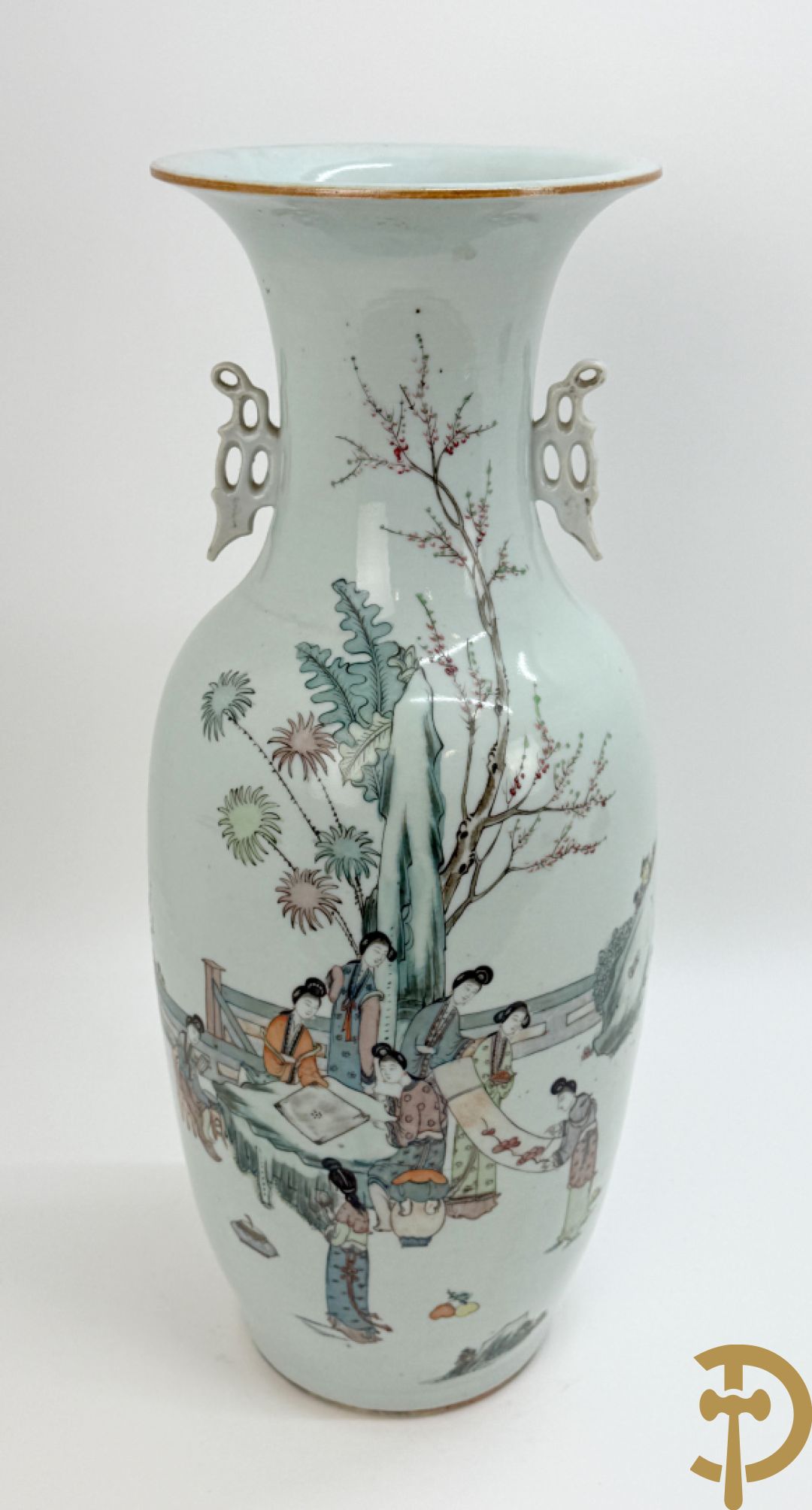 Chinese porseleinen vaas met decor van dames in landschap