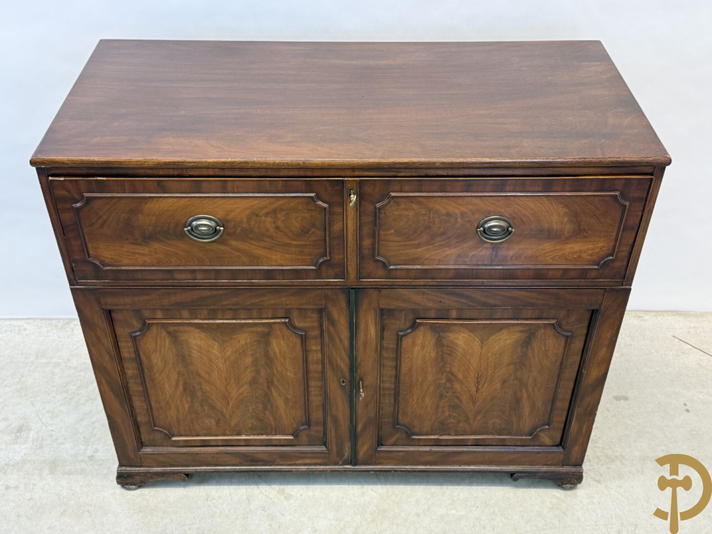 Engelse mahoniehouten tweedeursdresse met ingebouwde secretaire bovenaan