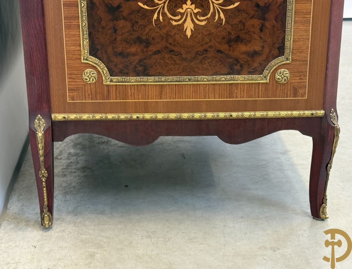 Notelaren TV/barmeubel bezet met bloemenmarquetterie en bronzen ornamenten met porseleinen plakkettes