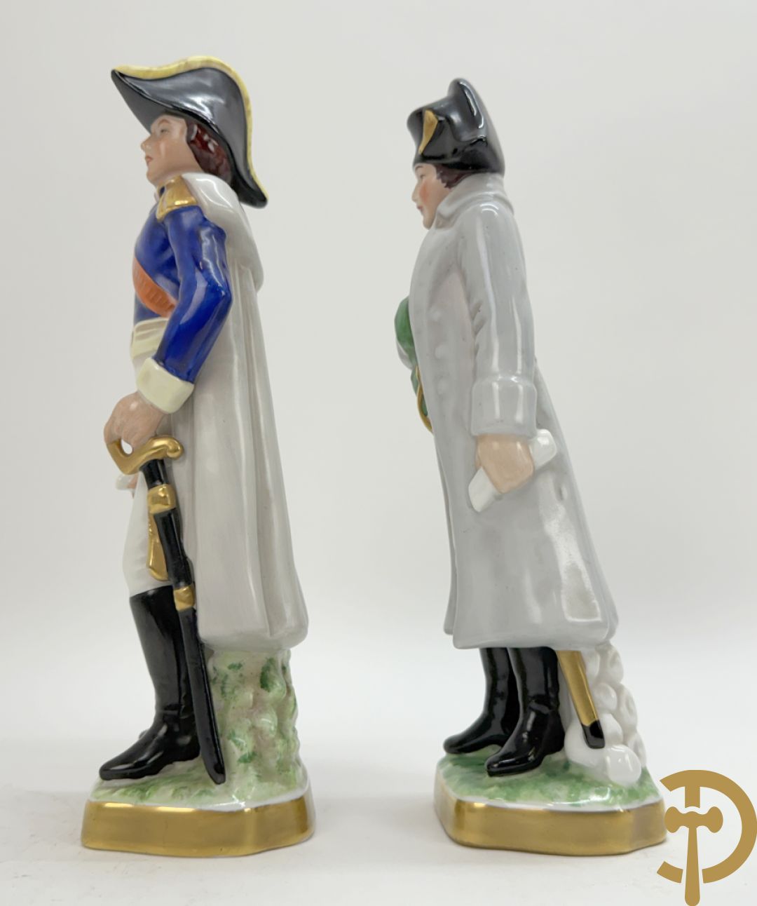 Porseleinen Napoleonistische figuren w.o. Napoleon te paard, 2 officieren, staande Napoleon en 4 kleine figuren