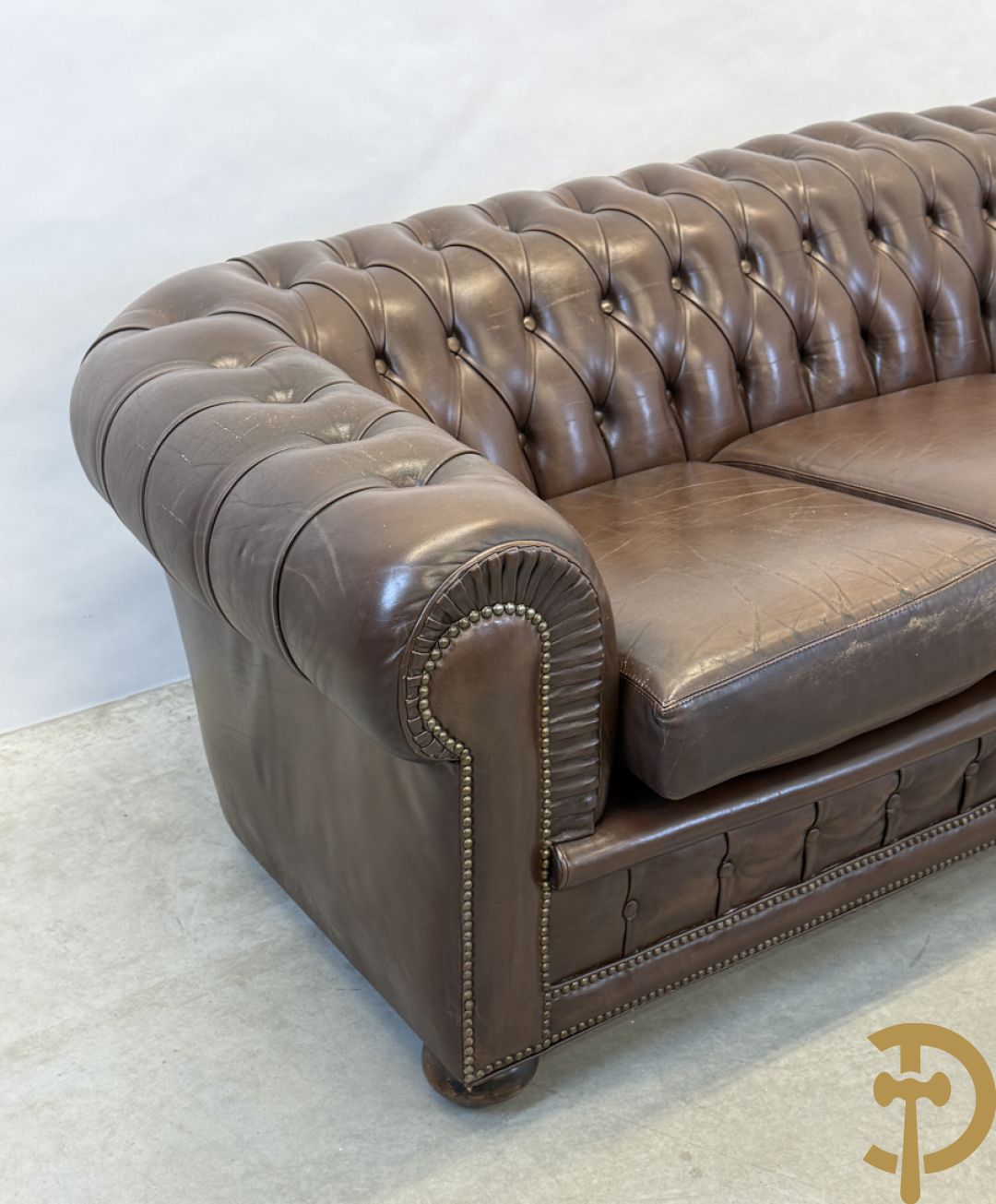 Bruin lederen driezit en club chesterfield