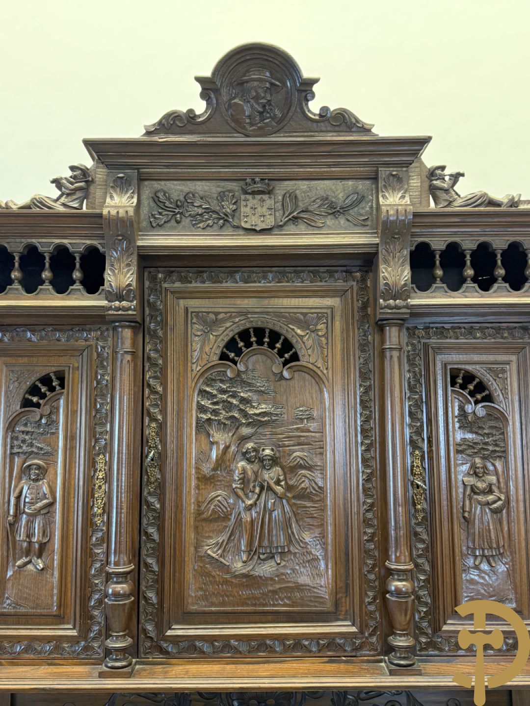 Massief eiken Bretoense eetkamer bestaande uit buffet met 3 deuren boven, 2 deuren onder, lades midden en gesculpteerde geanimeerde scènes + desserte + uittrekbare tafel + 6 stoelen + extra allonge