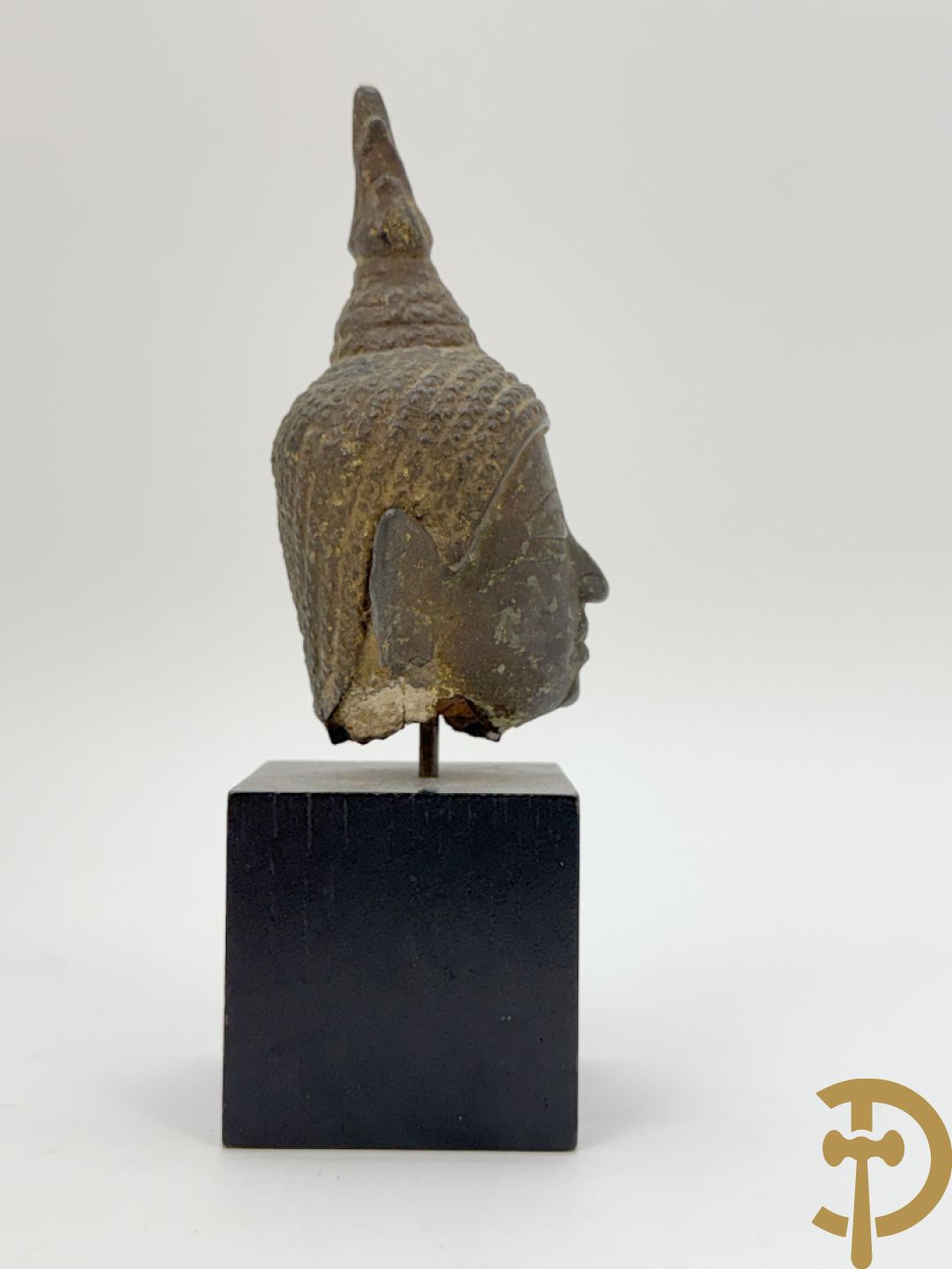 Bronzen zittende boedha in verloren was techniek + fragment van Tibetaans vergulde boedha + bronzen boedhahoofd op houten sokkel