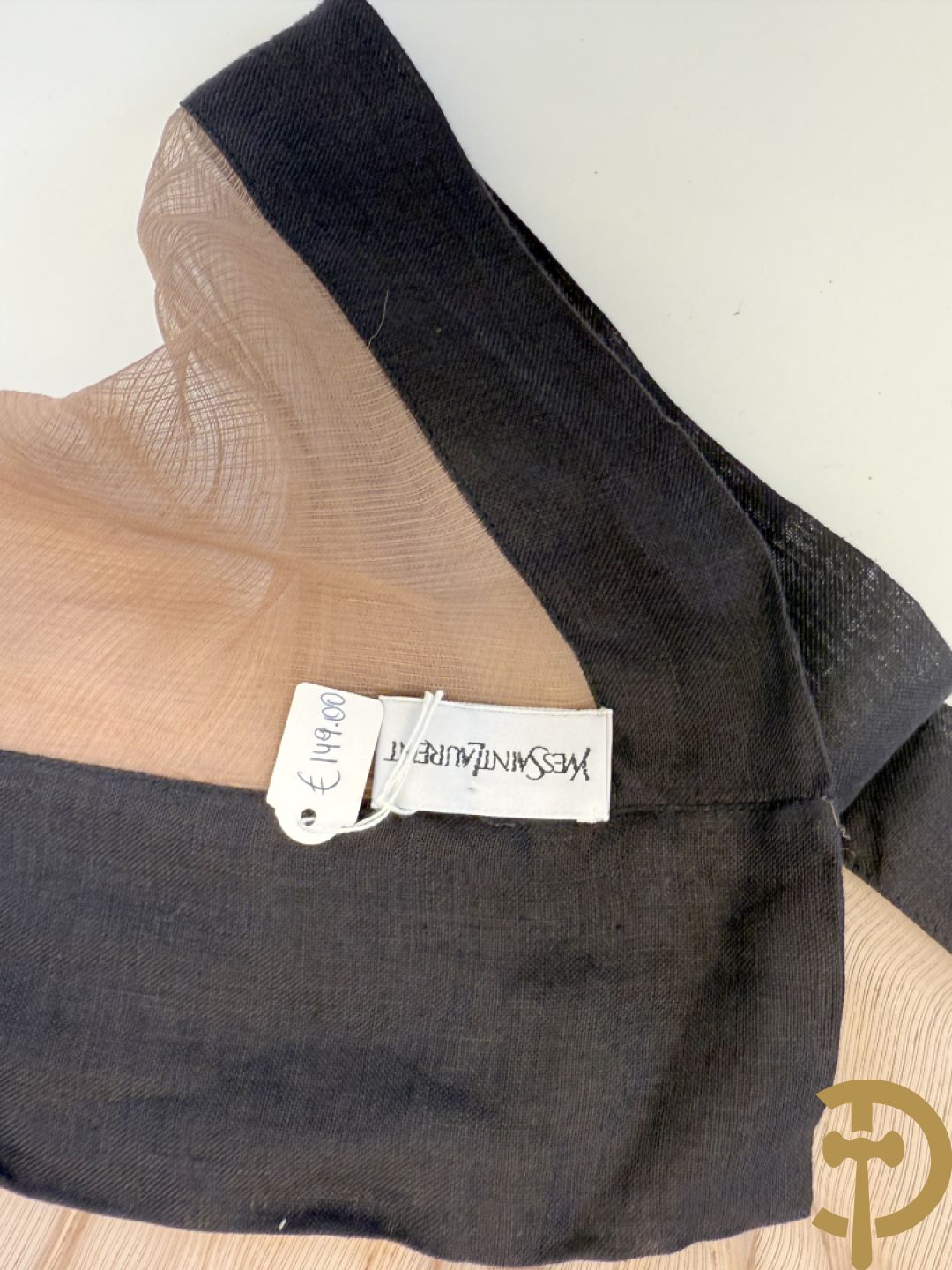 Vier foulards Yves Saint Laurent (nooit gedragen komt uit winkel restant)