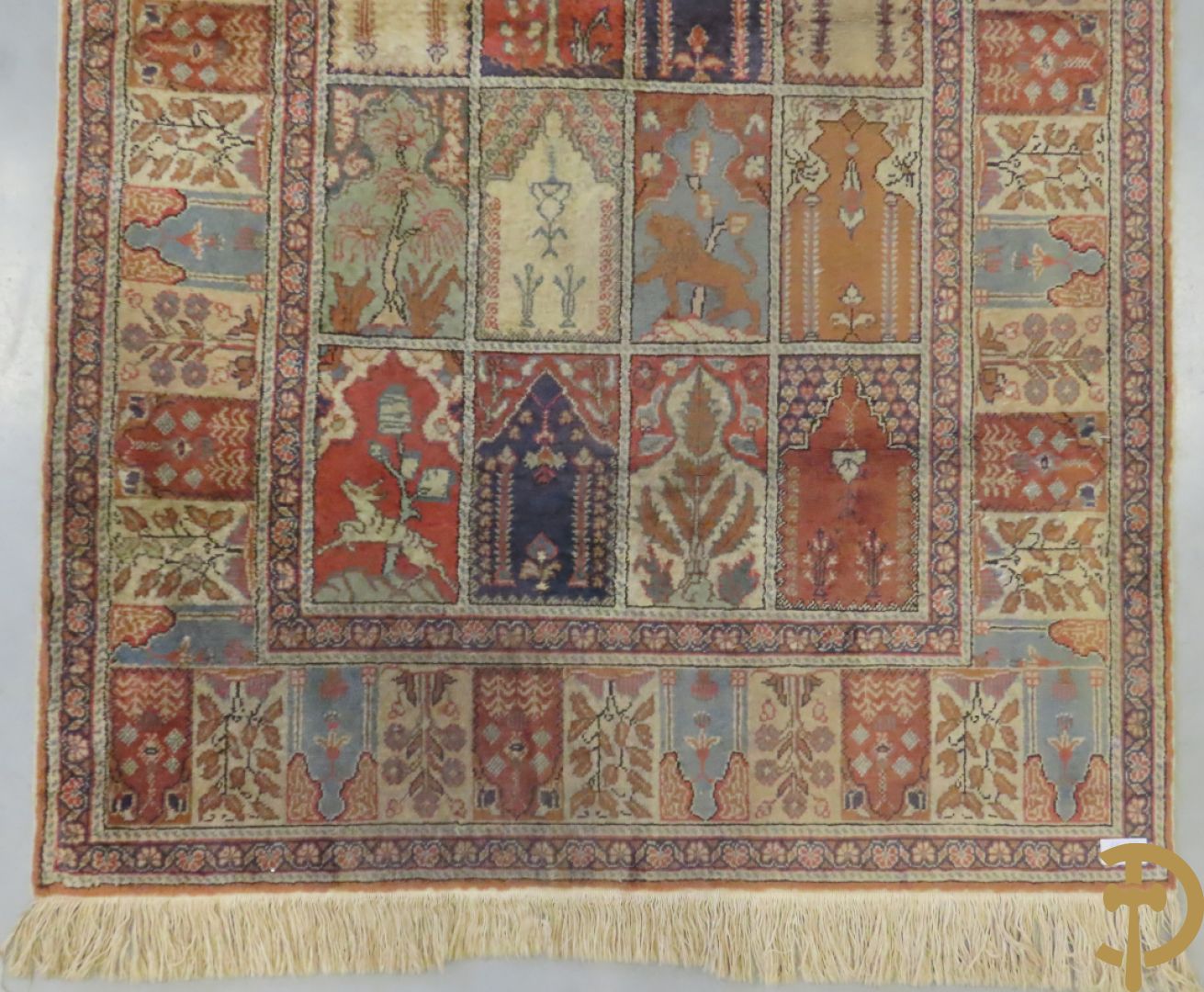 Oosters handgeknoopt tapijt met ruitvormige patronen met planten en dierenmotieven