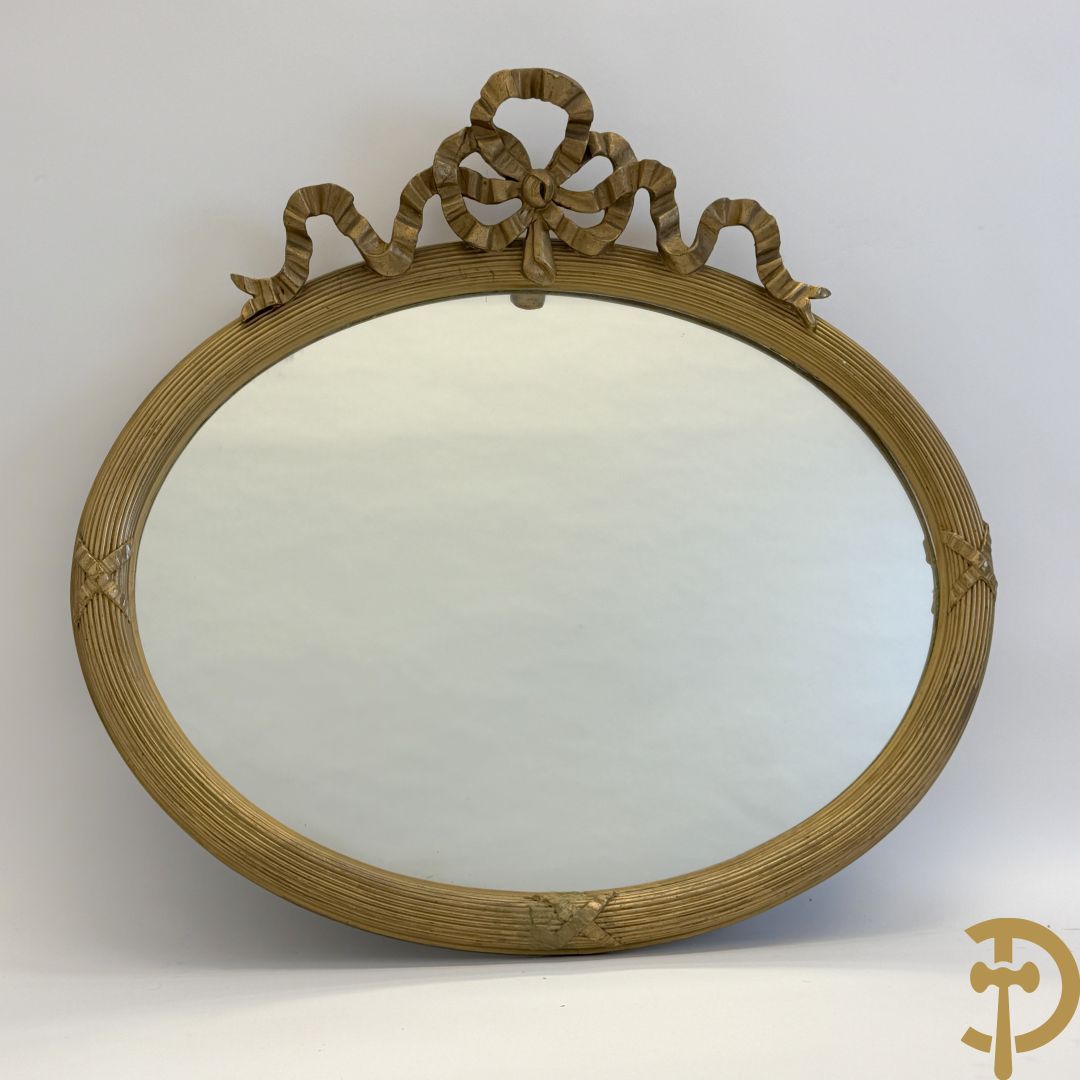 Ovale vergulde spiegel met Louis XVI strik