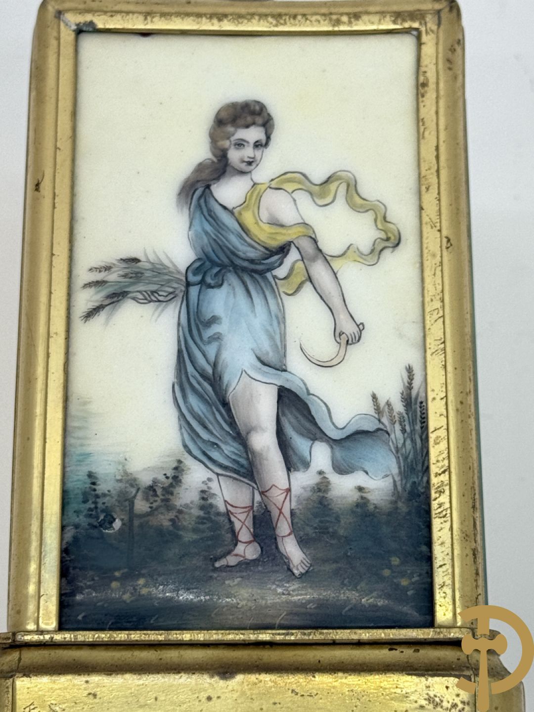 Koperen reiswekker bezet met handbeschilderde porseleinen plakkettes met romantisch decor