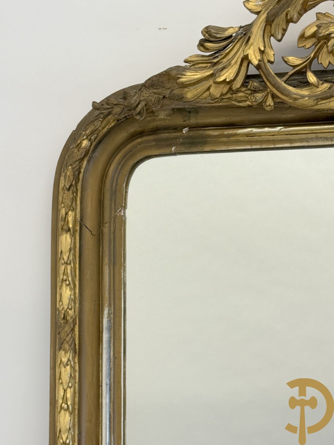 Grote vergulde hall spiegel bezet met troffee van cupido