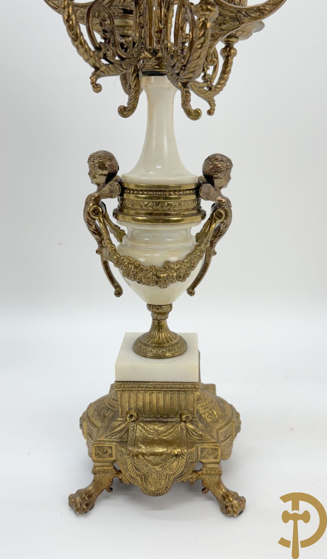 Driedelige koperen garnituur, centraal met harp geflankeerd door paar cupido