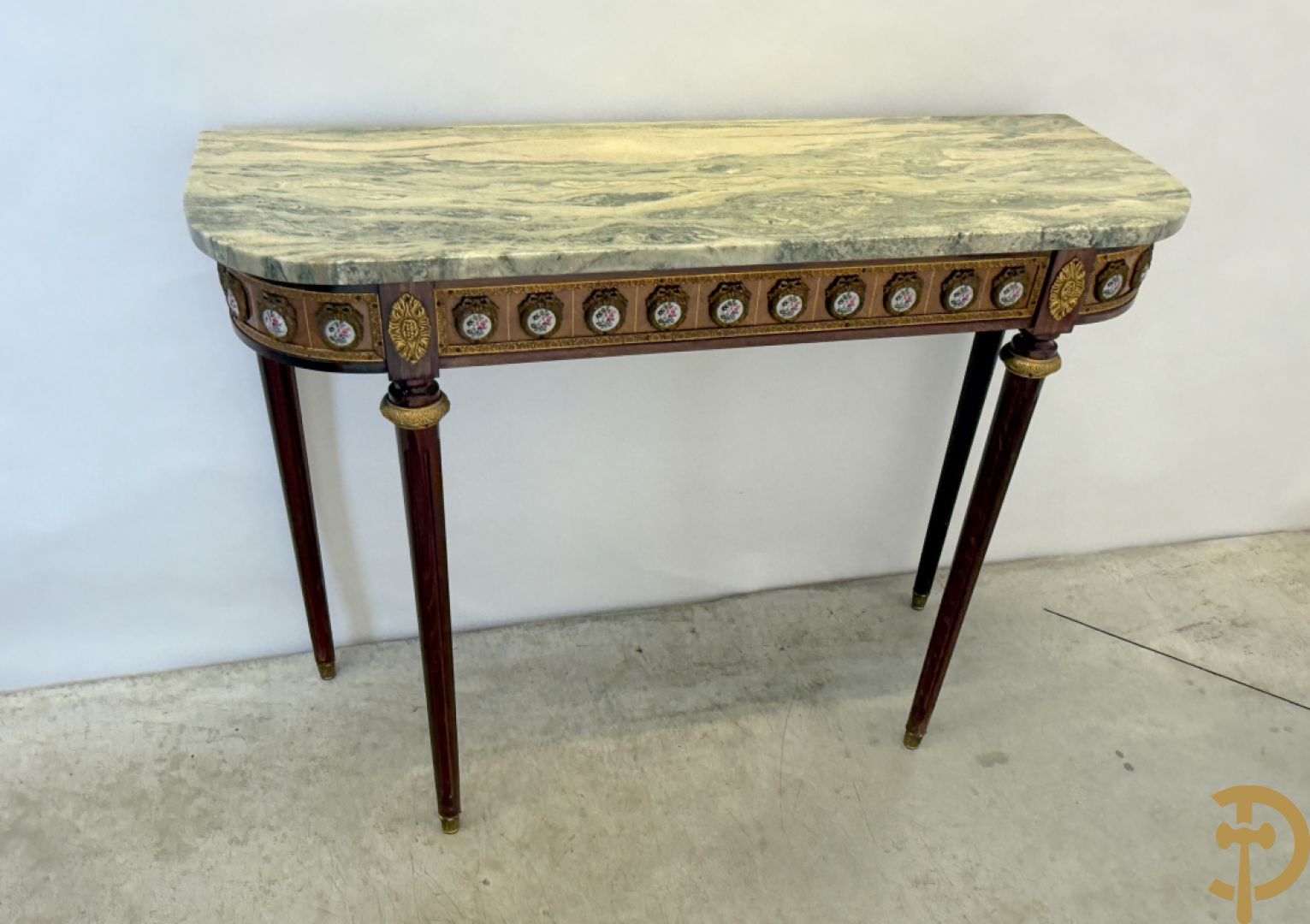 Notelaren console met porseleinen plakkettes met bloemen beschilderd en bronsbeslag + spiegel met porseleinen plakkettes