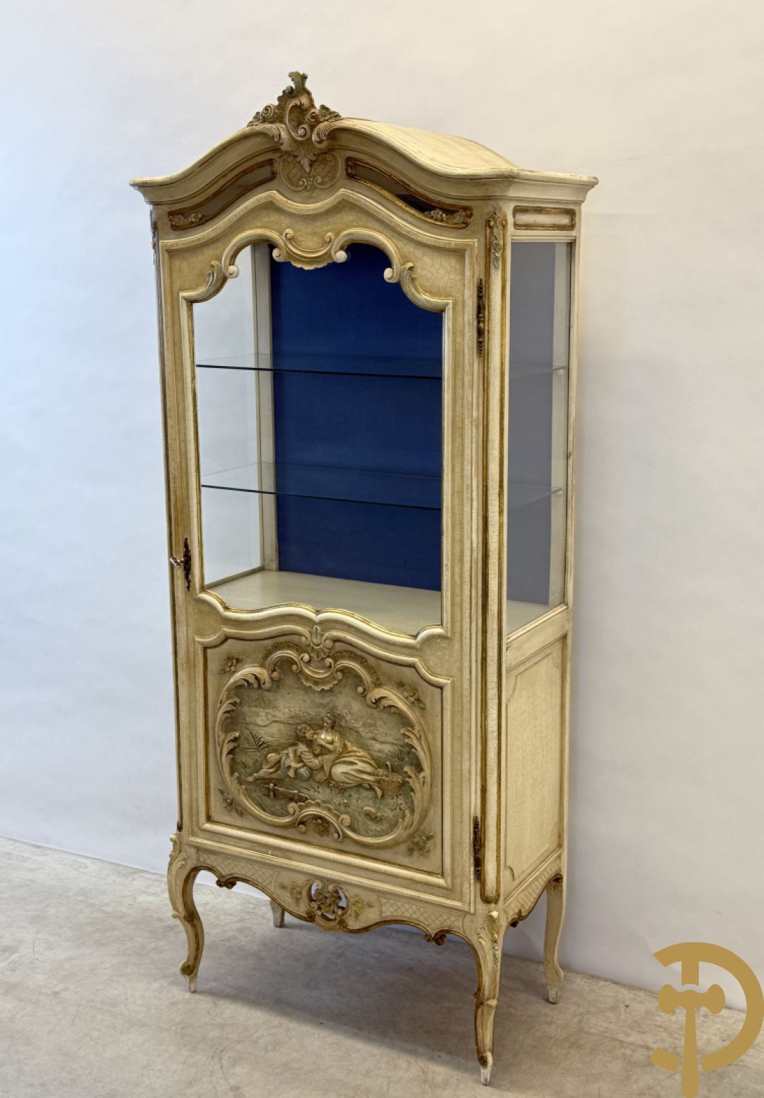 Gemonochromeerde Louis XV vitrine met basrelief van romantische scène