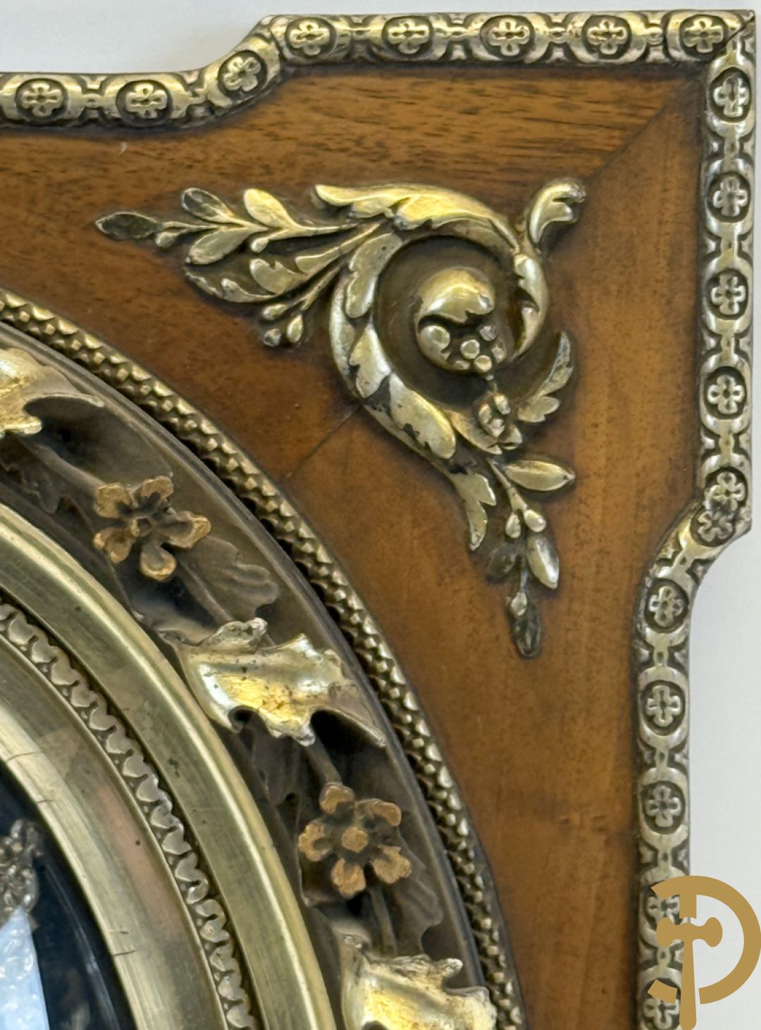 Vergulde lijst met accanthusranken en ovaal medaillon + kader met ovaal medaillon + religieuse wassen zegel