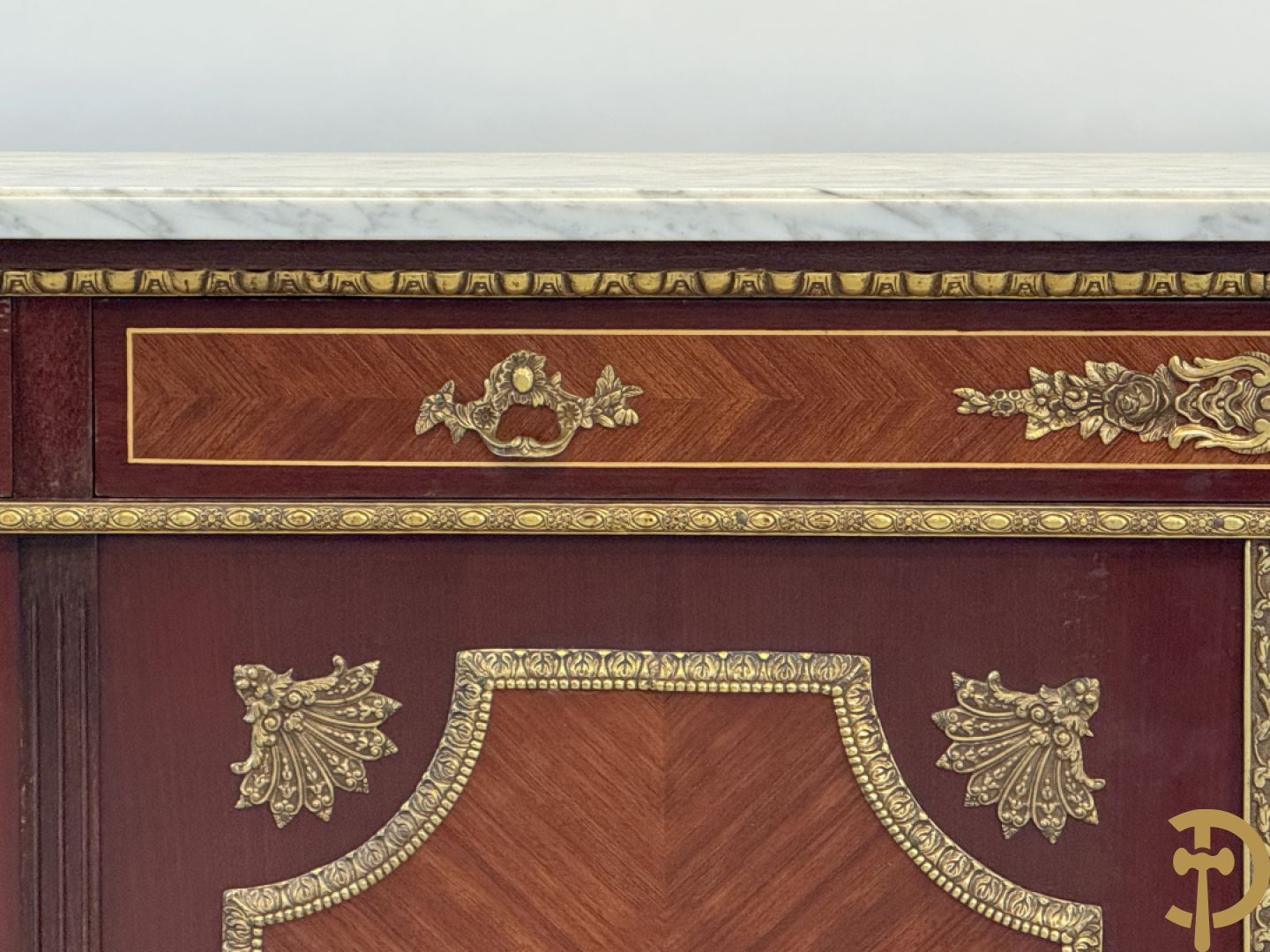 Notelaren vierdeursdressoir met 3 laden, gemarketteerde bloementaferelen en ovale bronzen plakkettes - zijdelings met damesfiguren - bovenaan met wit marmeren blad