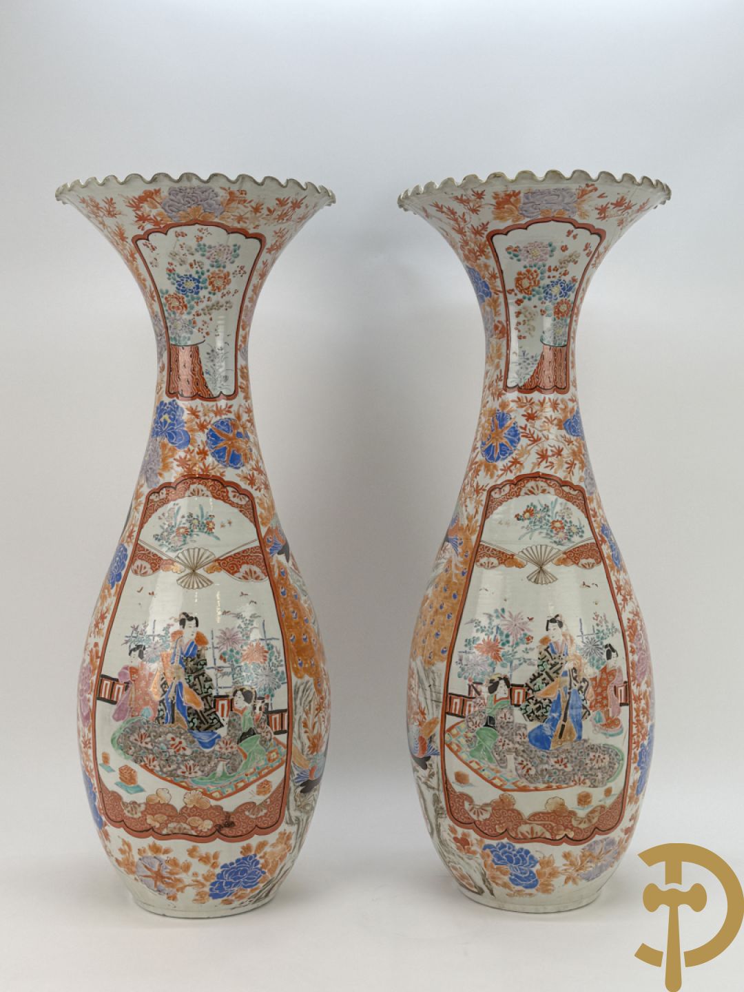 Paar Japanse porseleinen waaiervazen met bloemen en geanimeerd decor