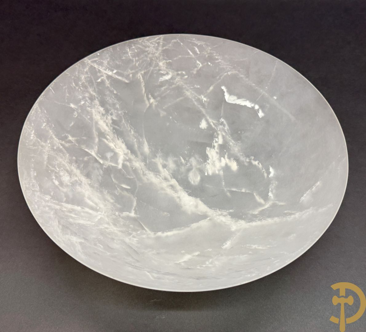 Wolf Helmut (getekend onderaan) Gepolierde schaal/bowl van wit geaderd bergkristal met rechte rand onder getekend WOLF H. (Steinbildhauer, Edelsteingestalter, aus Kirschweiler, Idar-Oberstein),