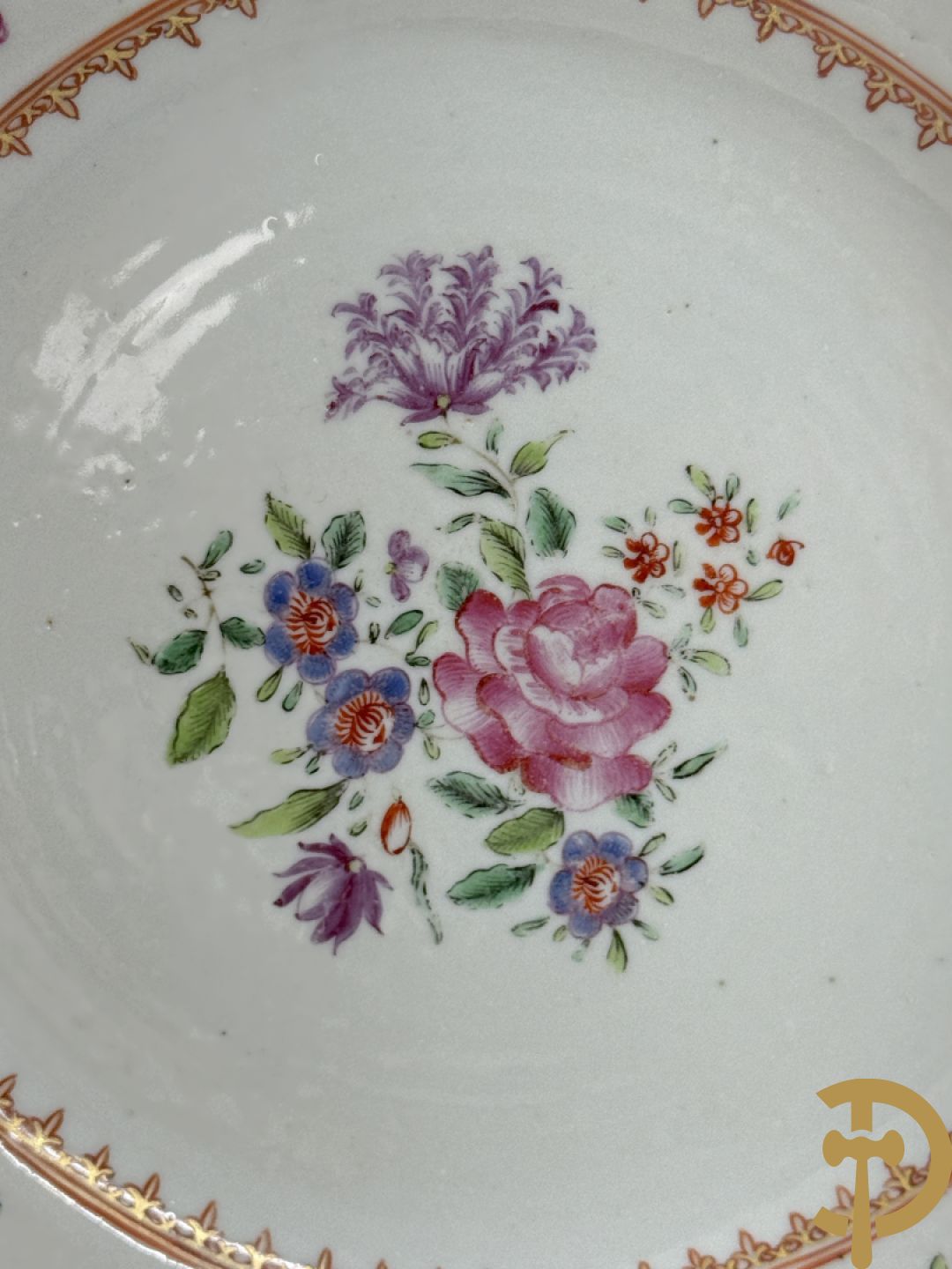 Negen Famille rose bordjes w.o. zes plat gekartelde, 1 diep gekartelde en 2 vlakke met bloementaferelen