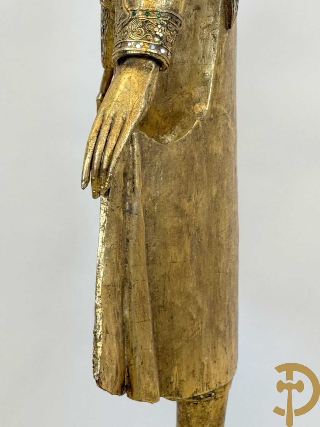 Vergulde houtgesculpteerde staande boedha bezet met spiegeltjes, op sokkel