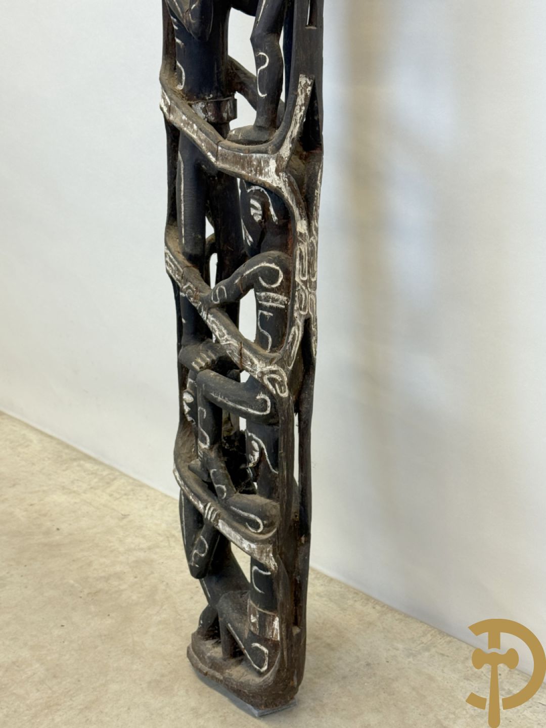 Nieuw Zeelandse totempaal met gesculpteerde houten figuren bewerkt met krijt