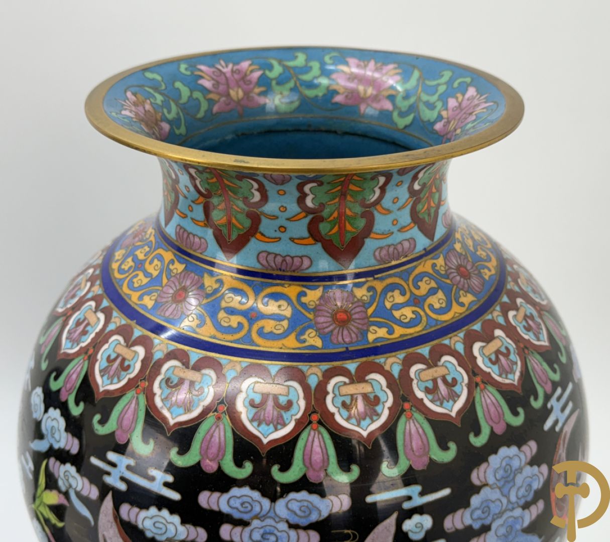 Paar cloisonévazen met bloemen en vogeldecor op zwarte fond - op houten sokkel