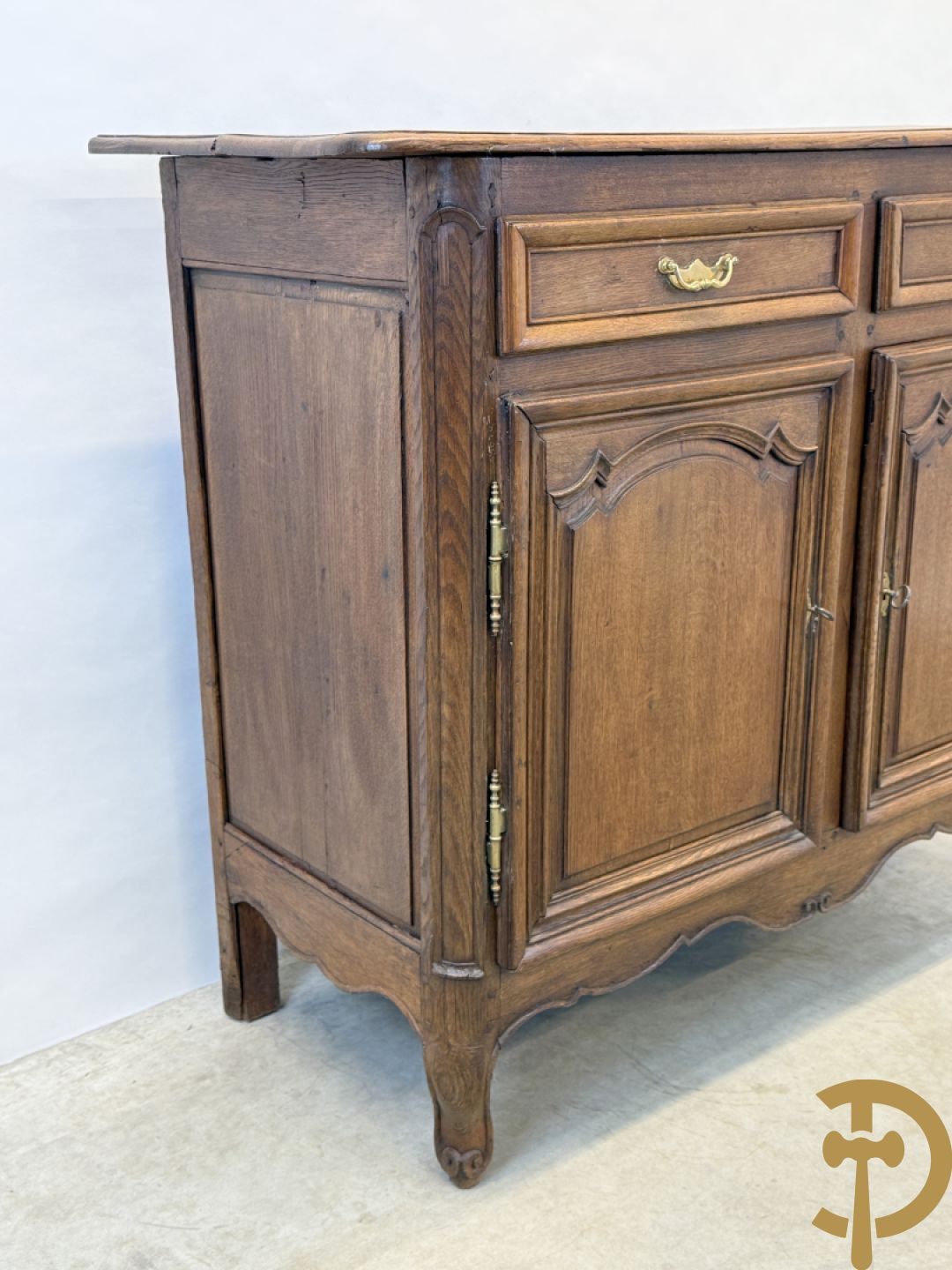 Massief eiken Vlaamse tweedeursdresse met 2 lades, afgestoken panelen en voluutvormige poten, 18e