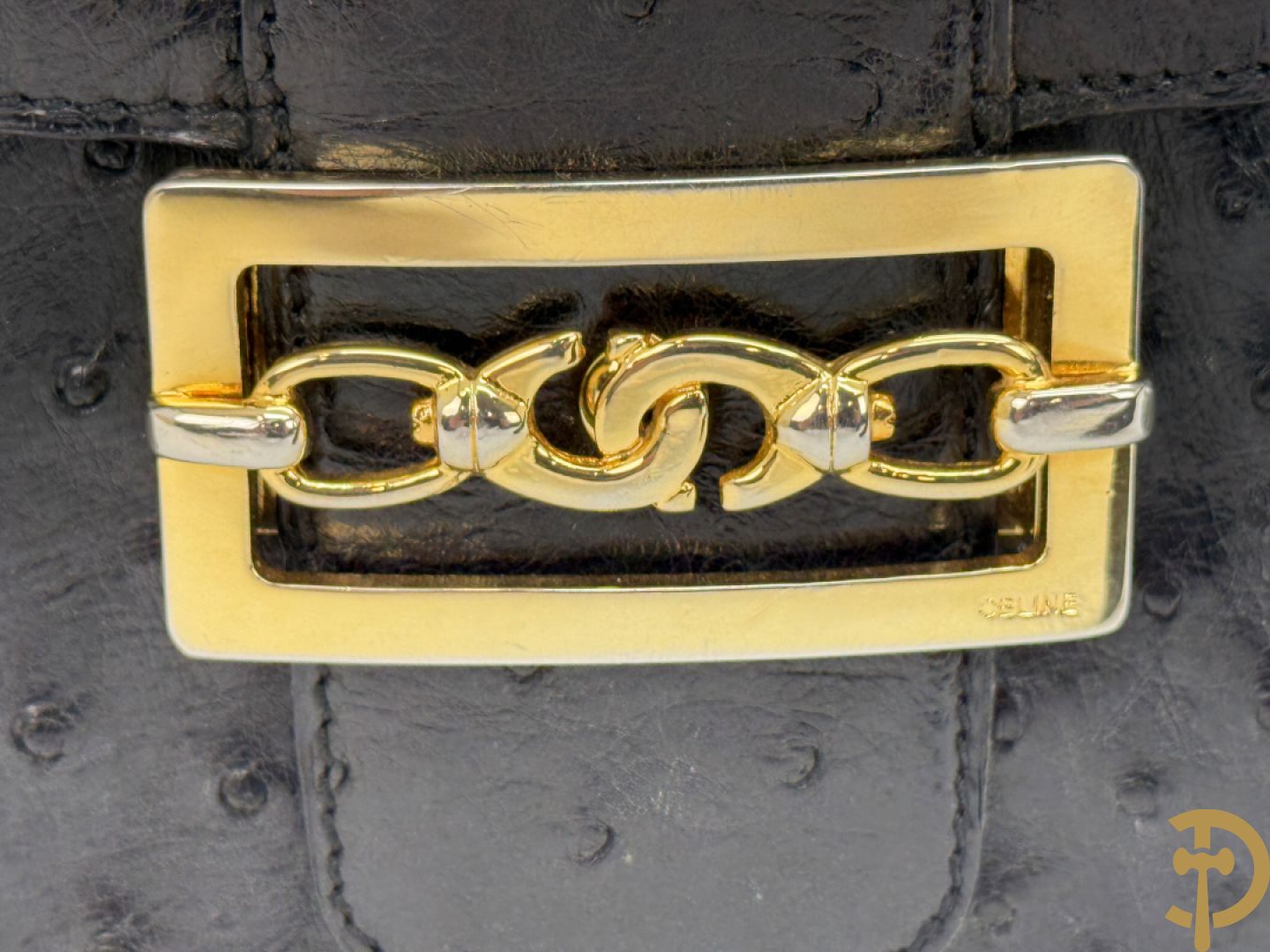Vintage handtas in struisvogelleder met koperen ornament, Celine Paris, met bijhorende stofzak