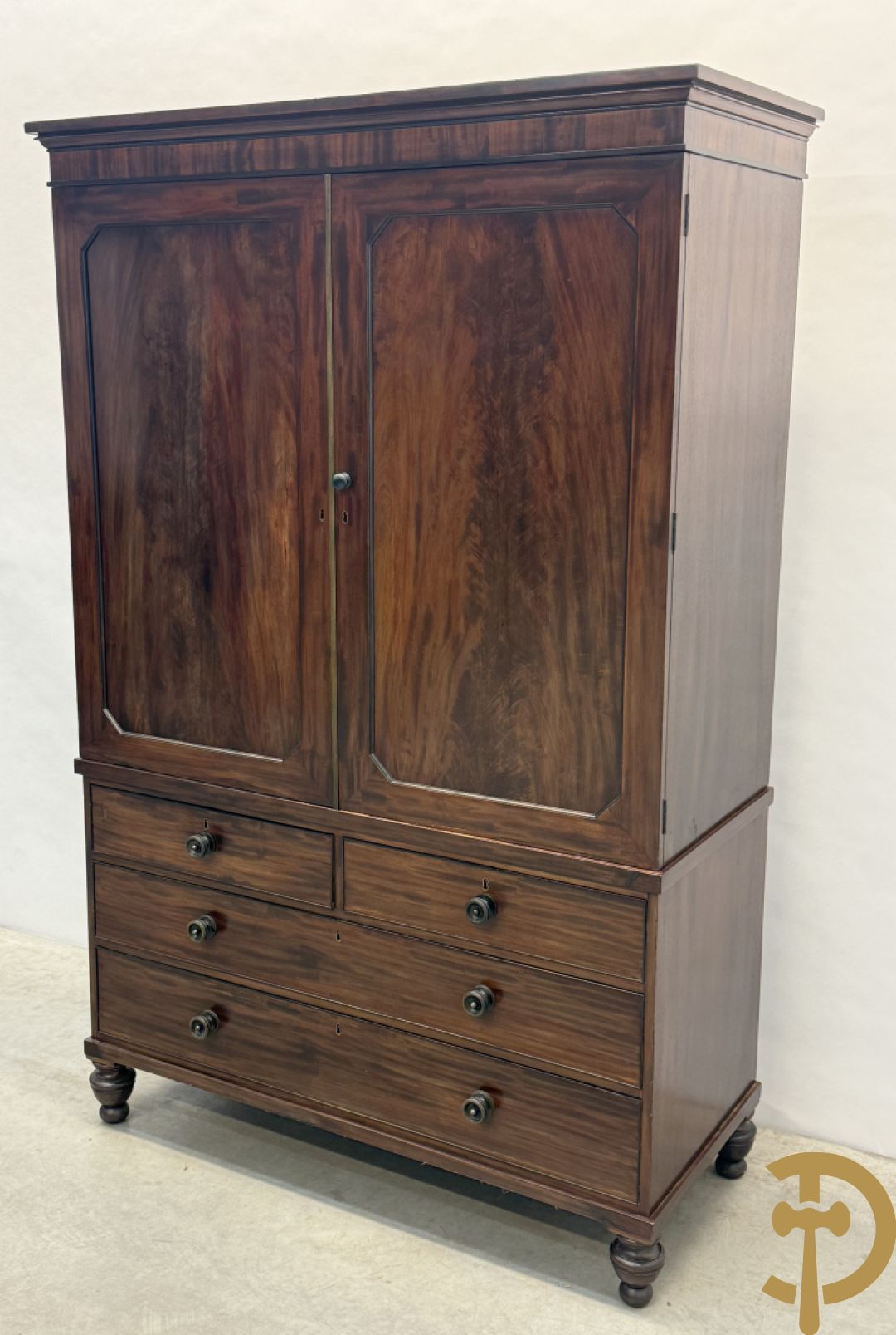 Engelse mahoniehouten linnenpress met 2 deuren bovenaan,  5 uitschuifbare lades in interieur - onderaan met 4 lades