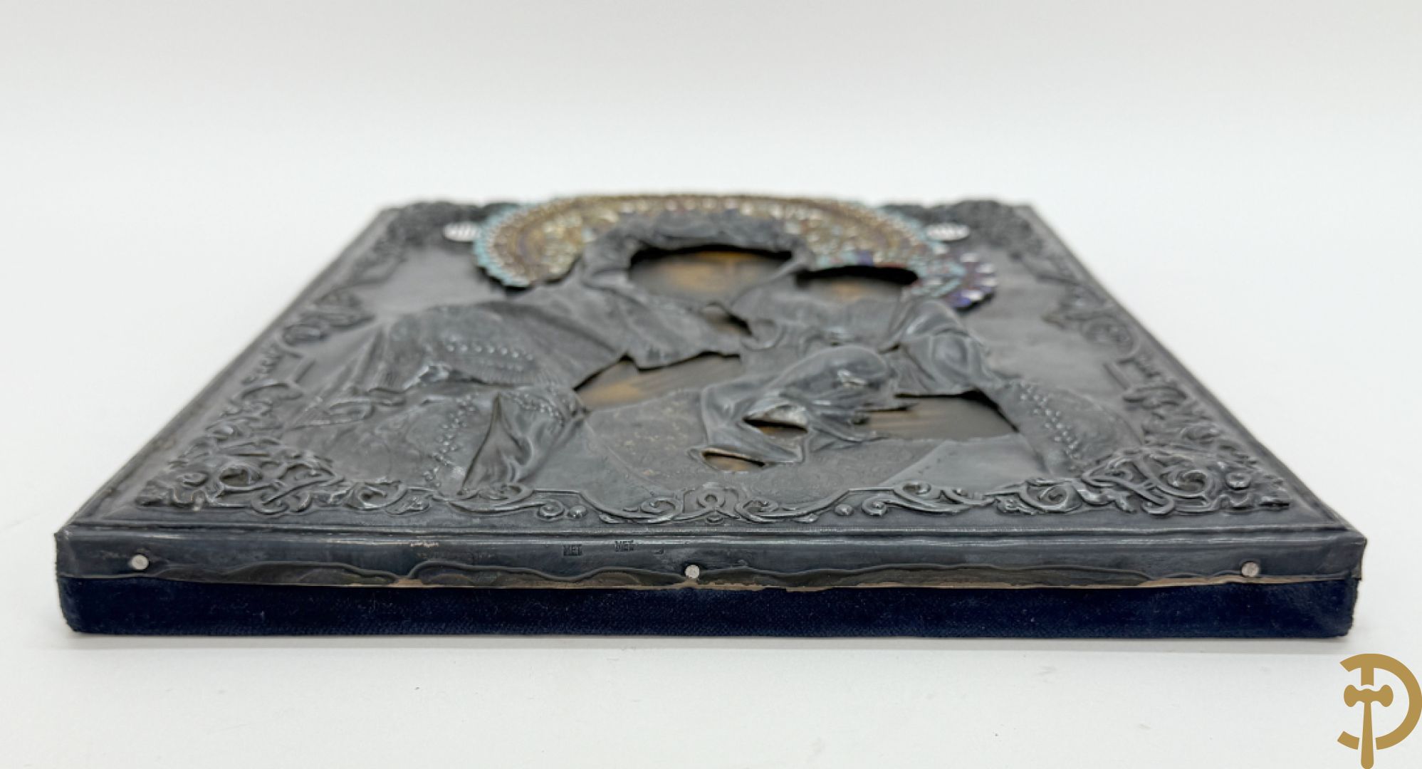 Ikoon met voorstelling van Madonna met kind en verzilverde rizza bezet met email