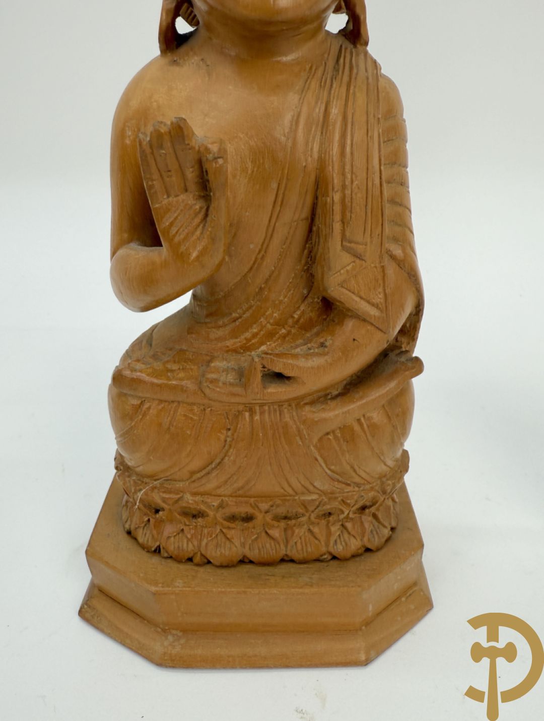 Negen houtgesculpteerde boedhistische figuren waarvan enkele verguld