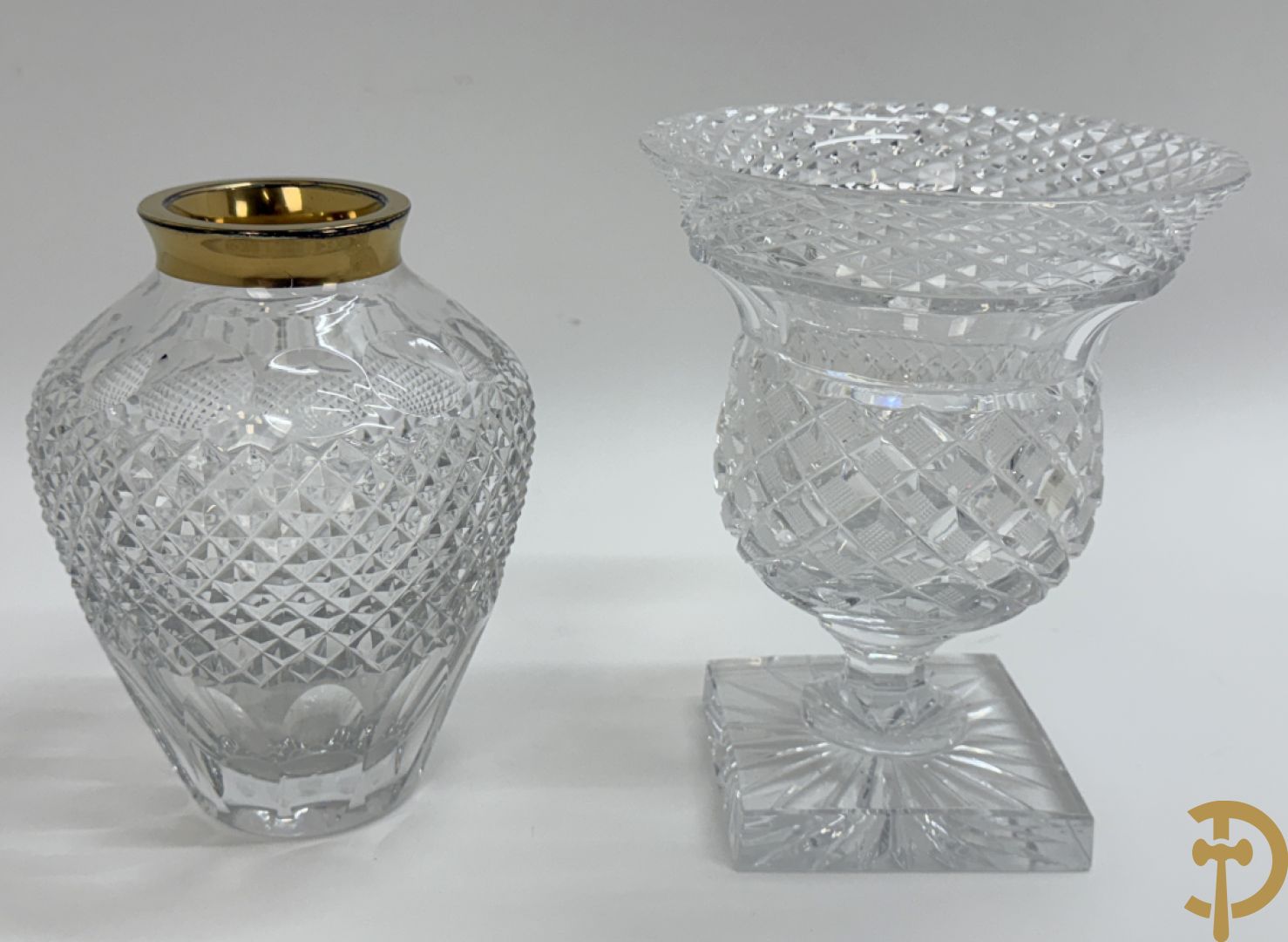 Helder kristallen geslepen coupe + 2 dragoirs in kristal gefacetteerd + 3 kristallen vazen + glazen vaas