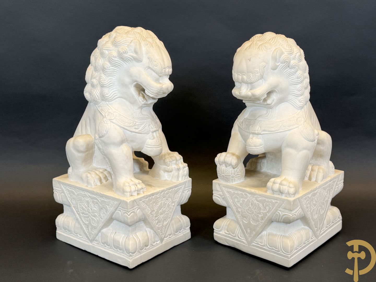 Paar handgesculpteerde marmeren fo-honden