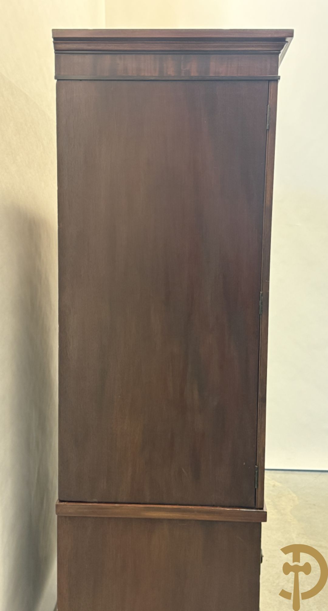 Engelse mahoniehouten linnenpress met 2 deuren bovenaan,  5 uitschuifbare lades in interieur - onderaan met 4 lades