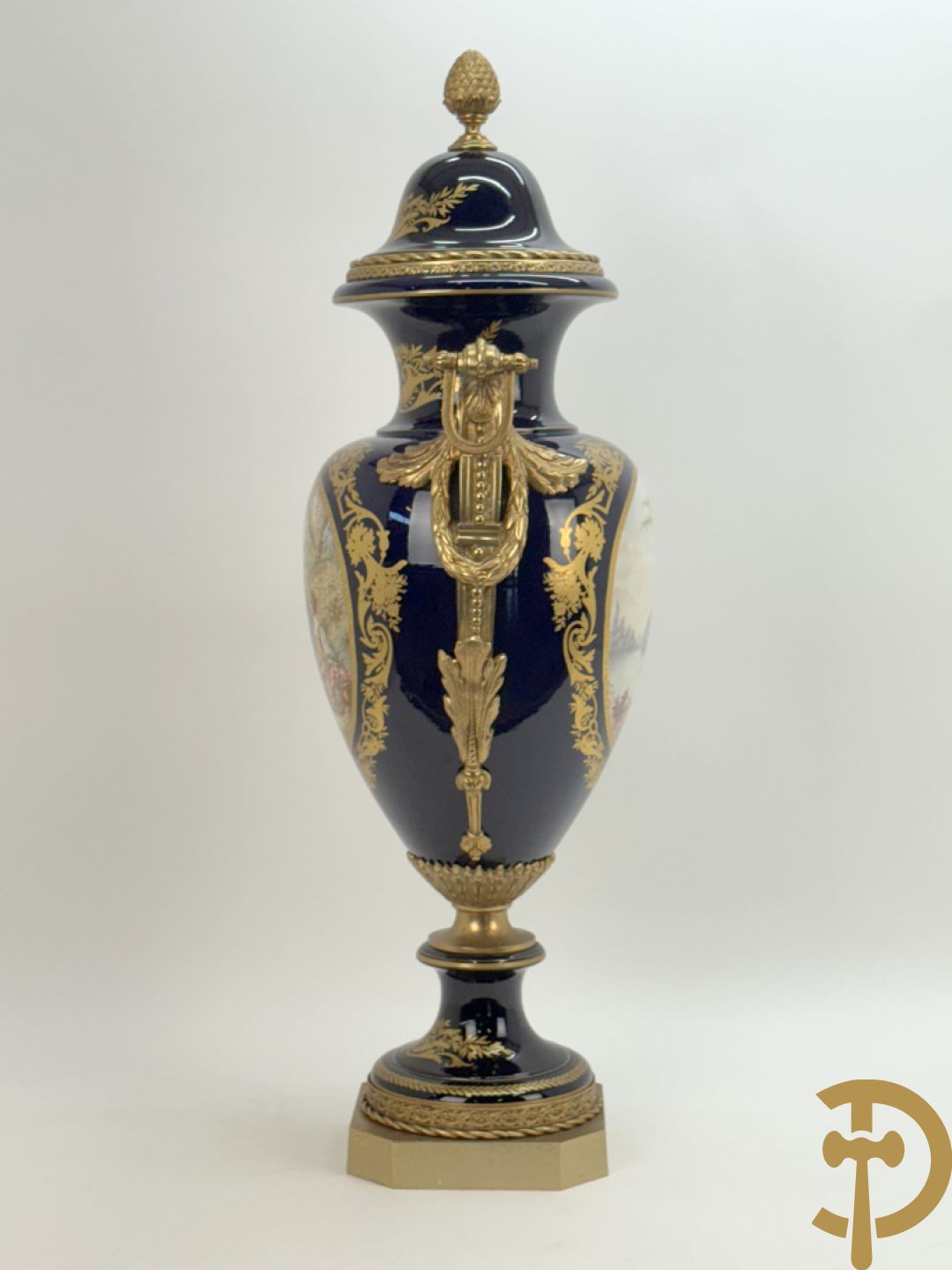 Vuurvergulde bronzen amfoorvaas met basrelief van dame en bezet met cupido