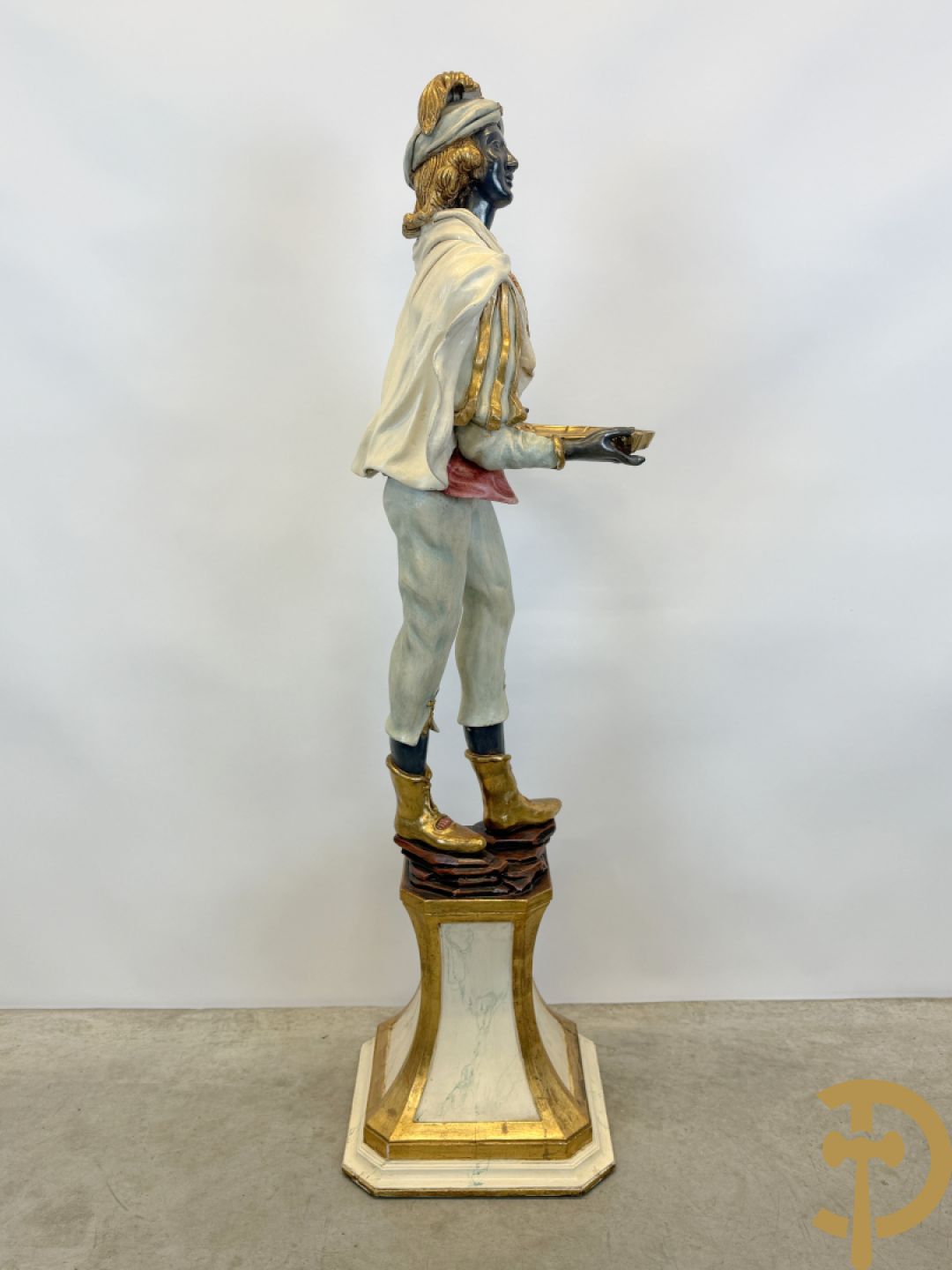 Gepolychromeerde staande moor in Victoriaanse kledij, met opdienschaal, op sokkel - Italiaans