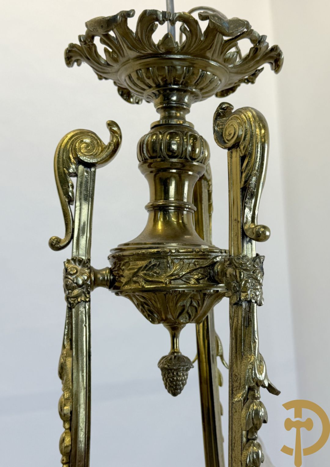 Vuurvergulde bronzen Franse luchter met zes lichtpunten en bezet met diamantvormige kristallen