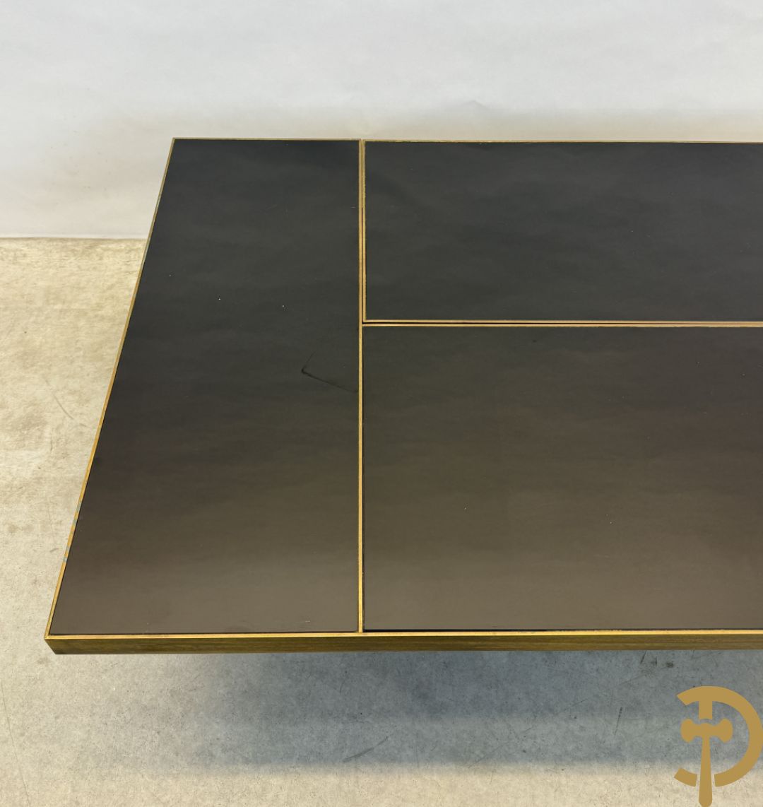 Vintage zwarte salontafel Belgo Chrom met koperomranding en open schuifbare middenpartij - centraal met bar