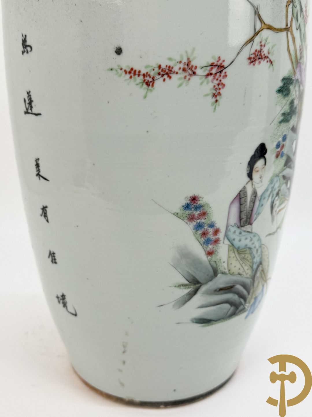 Chinese porseleinen vaas met decor van dames en hert in landschap