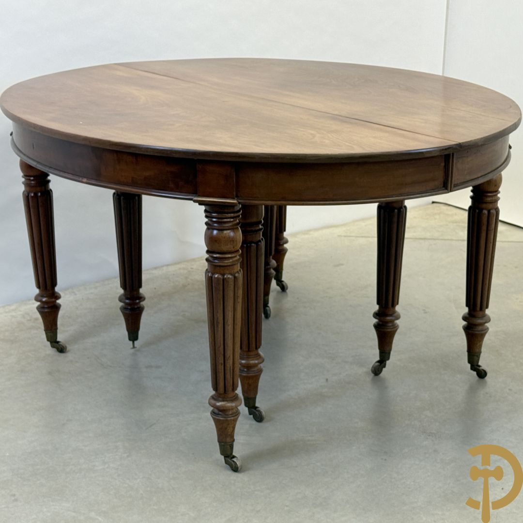 Mahoniehouten uittrekbare coulissetafel op 8 poten (met extra verlengstuk)