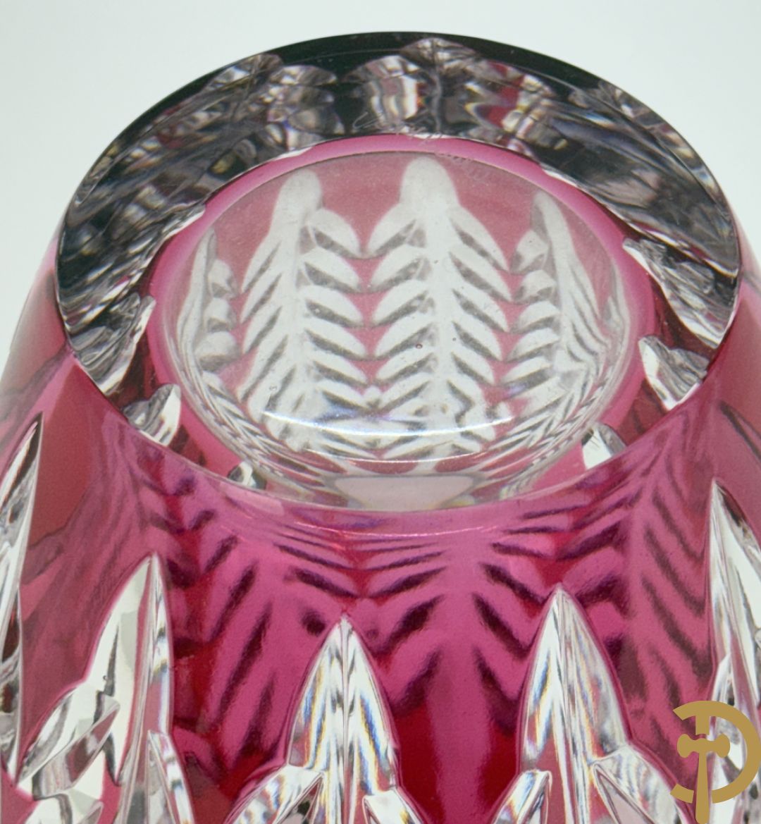 Rood gekleurde handgeslepen Val-Saint-Lambert vaas