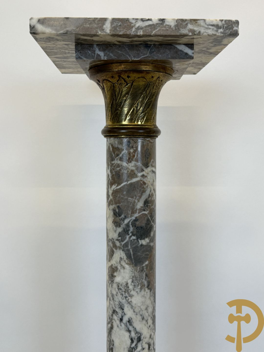 Geaderde marmeren zuil met koperbeslag